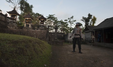 Polisi memastikan rumah warga sudah kosong setelah terjadinya peningkatan aktivitas Gunung Agung di Desa Temukus yaitu desa yang berjarak sekitar tiga kilometer dari puncak gunung itu di Karangasem, Bali, Kamis (21/9). 