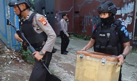 Anti-terror squad seizes evidences found during the arrest of suspected terrorist in Cibinong, West Java, Friday (May 17). 