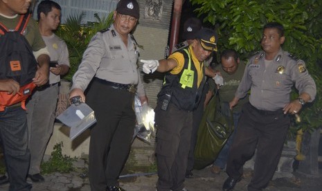 Polisi membawa kantong berisi jenazah korban bentrokan antar organisasi masyarakat (Ormas) Bali di Jalan Teuku Umar Kota Denpasar, Kamis (17/12). 