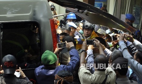  Polisi membawa pelaku bom panci ke dalam mobil ambulans di Kantor Kelurahan Arjuna, Jalan Arjuna, Kota Bandung, Senin (27/2).