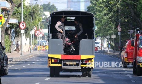 Polisi membawa sepeda motor pascateror bom di Polrestabes Surabaya, Jawa Timur, Senin (14/5). 