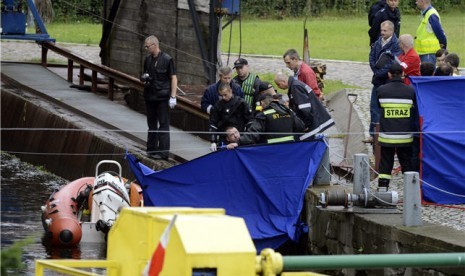 Polisi membawa sesosok jasad yang ditemukan mengambang di sebuah kanal di Bydgoszcz, Polandia, pada Rabu (20/6). 