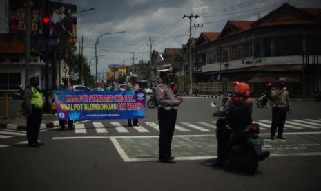 Polisi membentangkan spanduk kampanye anti knalpot blombongan atau tidak standar di Gondomanan, Yogyakarta, Kamis (27/1/2022). Satlantas Polresta Yogyakarta mengampanyekan kepada pengendara untuk tidak menggunakan knalpot tidak standar karena melanggar UU No 22 Tahun 2009 tentang Lalu Lintas dan Angkutan Jalan