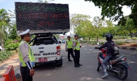 Polisi memberikan arahan pengalihan arus kepada pengguna sepeda motor di kawasan Dukuh Atas, Jakarta, Rabu (17/12).