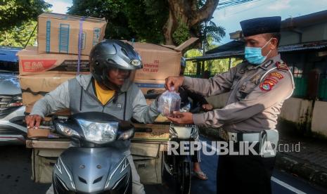 Kepolisian Resor Kota (Polresta) Banyumas membagikan takjil untuk berbuka puasa bagi pengguna jalan yang melintas di Simpang Kebondalem khususnya dari arah Jalan Gatot Soebroto, Purwokerto, Kabupaten Banyumas, Jawa Tengah, Senin petang./ilustrasi.