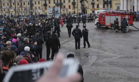 Polisi memblokir area di Sadovaya Square usai ledakan di stasiun kereta bawah tanah di St Petersburg, Rusia, (3/4).