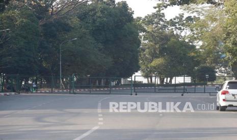 Polisi memblokir jalan menuju Bandara Internasional Yangon di Yangon, Myanmar, Senin (1/2). Turis Asing Boleh Masuk Myanmar Mulai Bulan Depan