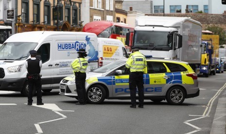  Polisi memblokir lalu lintas setelah insiden kereta di stasiun subway Parsons Green di London, (15/9).