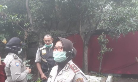 Polisi membongkar makam almarhumah Lina, mantan istri komedian Sule di Sekelimus Utara 1, Kelurahan Batununggal, Bandung Kidul, Kota Bandung pada Kamis (9/1) pagi.