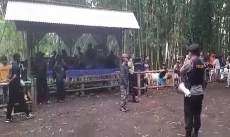 Polisi membubarkan kegiatan ketangkasan adu domba di Desa Padamulya, Kecamatan Pasirwangi, Kabupaten Garut, Ahad (15/5/2022). Kegiatan itu dibubarkan untuk mencegah penyebaran wabah penyakit mulut dan kuku (PMK). 