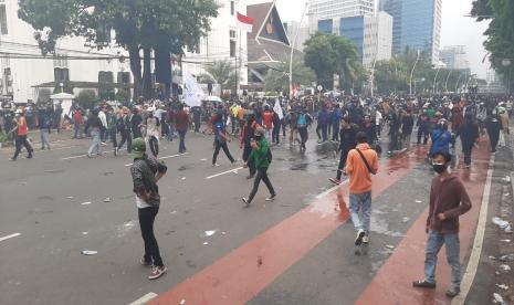 Polisi membubarkan massa di depan Markas Kostrad, Gambir, Jakarta Pusat, pada Kamis (8/10) sore. 