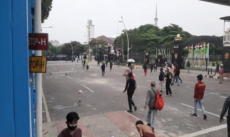 Polisi membubarkan massa di depan Markas Kostrad, Gambir, Jakarta Pusat, pada Kamis (8/10) sore. 