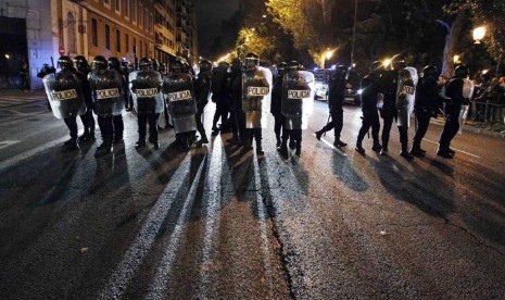  Polisi membubarkan para demonstran yang berunjuk rasa menentang program penghematan pemerintah dekat gedung parlemen di Madrid, Spanyol, Selasa (25/9).  (Paul Hanna/Reuters)