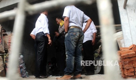     Police investigators search the house of KPK Chief Agus Rahardjo after a bag allegedly contained a pipe bomb was found hanging on the fence of Agus's house in Graha Indah Housing complex, Bekasi, West Java, Wednesday (Jan 9).