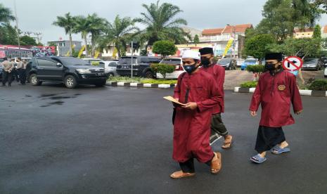 Polisi memeriksa dua orang santri terkait kasus dugaan tindak pidana ujaran kebencian yang dilakukan Denny Siregar, di Polresta Tasikmalaya, Selasa (14/7). (ilustrasi)