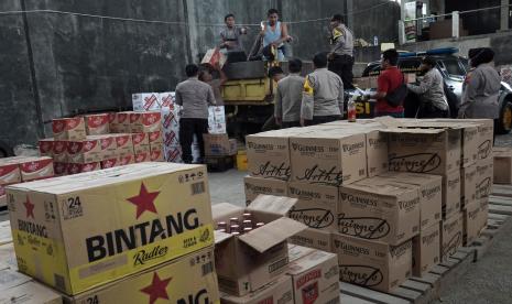 Kardus minuman keras (miras) ilustrasi. Satpol PP Kabupaten Bogor menyita ratusan botol minuman keras (miras) tak berizin di sebuah Tempat Hiburan Malam (THM) di Kecamatan Cileungsi, Kabupaten Bogor. 