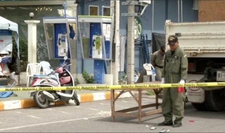 Polisi memeriksa lokasi ledakan bom di Thailand. Pemerintah Thailand mengatakan serangan bom di bulan Ramadhan di daerah mayoritas Muslim tidak akan menggagalkan perundingan damai dengan pemberontak separatis.