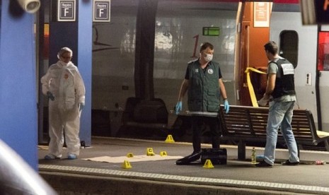 Polisi memeriksa lokasi penembakan di kereta Thalys di stasiun Arras, Prancis, Jumat (20/8).