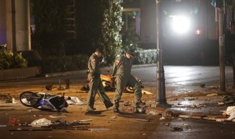  Polisi memeriksa lokasi terjadinya ledakan bom di pusat kota Bangkok, Senin (17/8). 