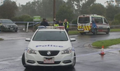  Polisi memeriksa mayat yang ditemukan dibungkus selimut di Dallas di Melbourne Utara.  