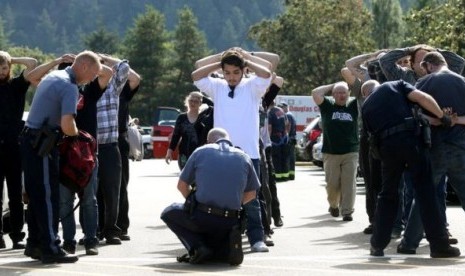 Polisi memeriksa para siswa usai penembakan di kampus  Umpqua Community College di Roseburg, Oregon, AS, Kamis (1/10).