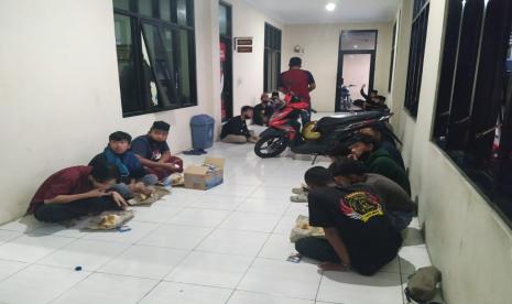 Polisi memeriksa puluhan orang, di Polres Tasikmalaya, Senin (12/7). Puluhan orang itu didyga diduga melakukan pengrusakan dalam aksi bela HRS yang dilakukan di Kejari Kabupaten Tasikmalaya. 