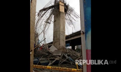 Polisi memeriksa reruntuhan tiang girder proyek Tol Becakayu yang runtuh.