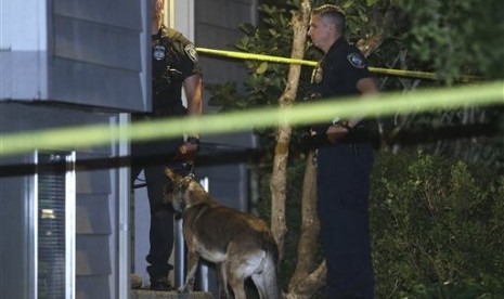 Polisi memeriksa sebuah rumah di Roseburg, Oregon, Kamis malam (1/10) terkait penembakan di sebuah kampus.