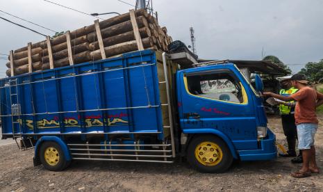 Polisi memeriksa surat kendaraan truk 