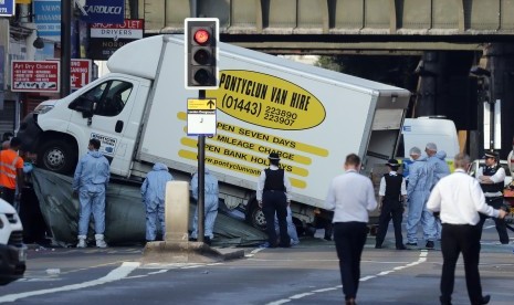 Polisi memeriksa van putih yang menabrak pejalan kaki usai shalat di Masjid Finsbury Park, London, Inggris.