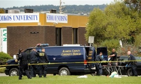  Polisi memindahkan jenazah korban penembakan dari gedung perguruan tinggi swasta keagamaan di Oakland, California, Senin (2/4). (Noah Berger/AP) 