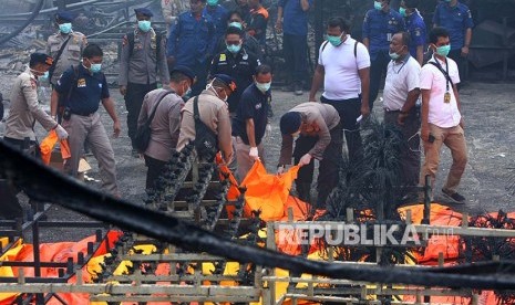 Polisi memindahkan kantong-kantong jenazah ke atas ambulans di lokasi kebakaran Gudang Kosambi, Tangerang