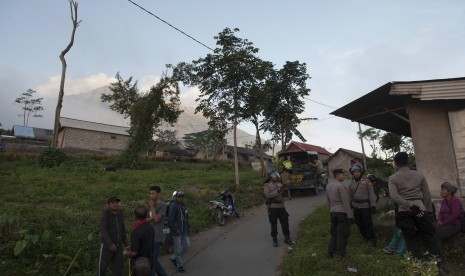 Polisi meminta warga untuk segera mengungsi setelah terjadinya peningkatan aktifitas Gunung Agung di Desa Temukus yaitu desa yang berjarak sekitar tiga kilometer dari puncak gunung itu di Karangasem, Bali, Kamis (21/9).