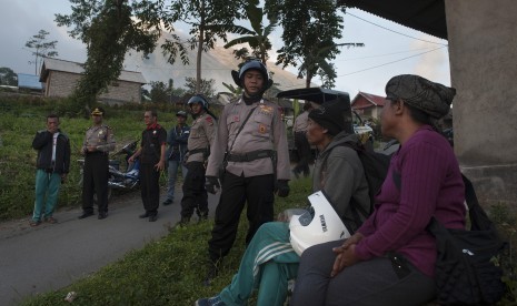 Polisi meminta warga untuk segera mengungsi setelah terjadinya peningkatan aktifitas Gunung Agung di Desa Temukus yaitu desa yang berjarak sekitar tiga kilometer dari puncak gunung itu di Karangasem, Bali, Kamis (21/9).