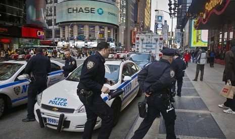 Polisi memonitor Times Square di New York dalam peningkatan keamanan setelah insiden bom di Maraton Boston 2013 terjadi.