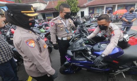 Polisi memperlihatkan sejumlah sepeda motor yang disita hasil dari operasi Cipta Kondisi di Polres Kediri Kota, Kota Kediri, Jawa Timur, Selasa (16/8/2022). Operasi selama sepekan tersebut berhasil mengamankan sebanyak 153 unit sepeda motor tidak sesuai standar dan mayoritas menggunakan kenalpot brong.