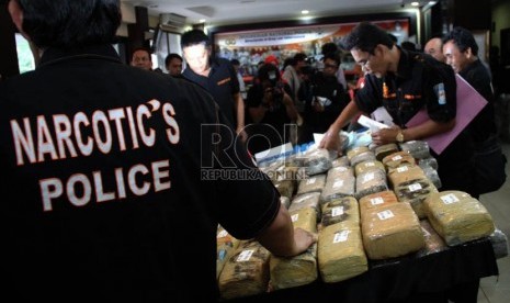 Polisi memperlihatkan tersangka beserta barang bukti saat gelar kasus narkoba di Direktorat Tindak Pidana Narkoba Bareskrim Polri, Jakarta Timur, Rabu (19/6).  (Republika/ Yasin Habibi)