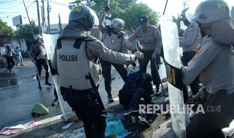 Polisi memukuli mahasiswa saat terjadi bentrok di depan kantor DPRD Sulsel, Makassar, Sulawesi Selatan, Selasa (24/9/2019).