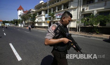  Polisi menutup jalan di depan Polrestabes Surabaya, setelah terjadi ledakan di pintu masuk Polrestabes Surabaya, Senin (14/5).