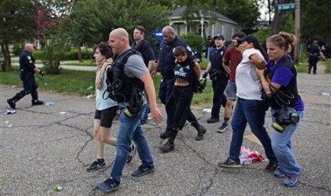 Polisi menahan demonstran di lingkungan perumahan Baton Rouge, Louisiana, Ahad , 10 Juli 2016. Polisi menahan demonstran yang menolak membubarkan diri.