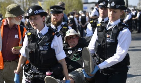 Polisi menangkap aktivis perubahan iklim karena aksi mereka mengganggu aktivitas perjalanan ke pusat Kota London, Inggris. Ilustrasi.