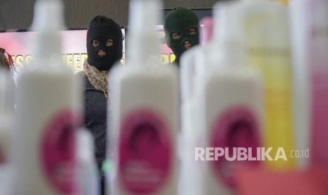 Polisi menangkap dua orang tersangka dan menyita obat-obatan serta sejumlah kosmetik oplosan.