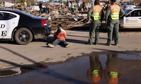 Polisi menangkap dua tersangka penjarahan di Moore, Oklahoma, AS