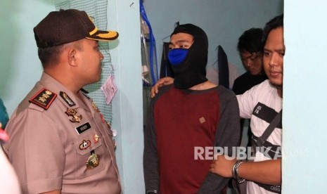 Polisi menangkap MK (35 tahun) yang tega membunuh istrinya Nindi (25) kemudian dimutilasi dan dibakar. Jenazah korban ditemukan warga di sekitar rumah kontrakannya Perumahan Grand Orland, Jalan Syech  Quro, Dusun/Desa  Ciranggon, Kecamatan Majalaya, Kabupaten Karawang.