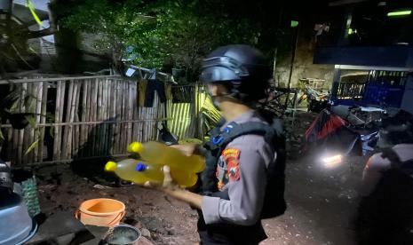 Polisi menangkap penjual miras dan menyita sejumlah barang bukti atas laporan warga.