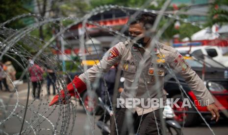 Polisi menata barikade kawat berduri dalam pengamanan sidang putusan banding Rizieq Shihab terkait perkara tes swab RS Ummi Bogor di Pengadilan Tinggi DKI Jakarta, Jakarta, Senin (30/8/2021). Majelis Pengadilan Tinggi DKI Jakarta menolak permohonan banding Rizieq Shihab dkk dan tetap divonis empat tahun penjara. 