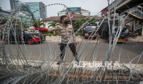 Polisi menata barikade kawat berduri dalam pengamanan sidang putusan banding Rizieq Shihab terkait perkara tes swab RS Ummi Bogor di Pengadilan Tinggi DKI Jakarta, Jakarta, Senin (30/8/2021). Majelis Pengadilan Tinggi DKI Jakarta menolak permohonan banding Rizieq Shihab dkk dan tetap divonis empat tahun penjara.