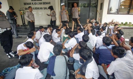 Polisi mendata pelajar yang diamankan saat akan menuju Gedung DPR/MPR Jakarta untuk mengikuti aksi unjuk rasa, di Polres Bogor, Cibinong, Bogor, Jawa Barat, Senin (30/9/2019). Polres Bogor mengamankan 174 pelajar SMK (Sekolah Menengah Kejuruan) dan selanjutnya akan dikembalikan ke pihak sekolah masing-masing.