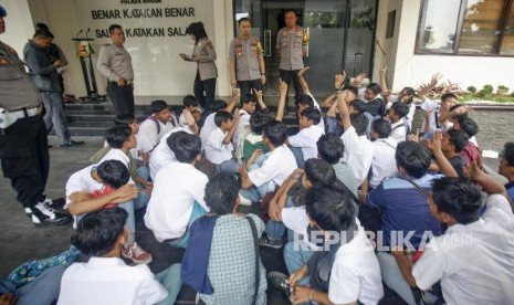 Polisi mendata pelajar yang diamankan saat akan menuju Gedung DPR/MPR Jakarta untuk mengikuti aksi unjuk rasa, di Polres Bogor, Cibinong, Bogor, Jawa Barat, Senin (30/9/2019). Polres Bogor mengamankan 174 pelajar SMK (Sekolah Menengah Kejuruan) dan selanjutnya akan dikembalikan ke pihak sekolah masing-masing.