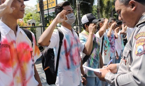 Polisi mendata siswa SMA yang terjaring razia ketika aksi coret baju dan konvoi kelulusan di halaman Mapolres Trenggalek, Jawa Timur, Senin (18/5).